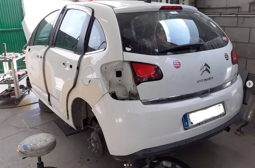 Técnico reparando un lateral dañado