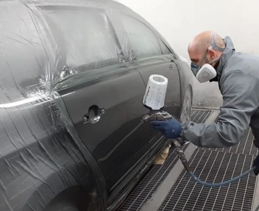 Cabina de chapa y pintura en un taller