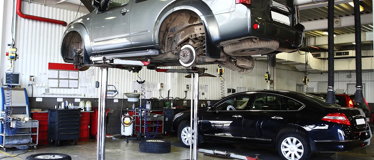 Mecánico revisando el motor de un vehículo